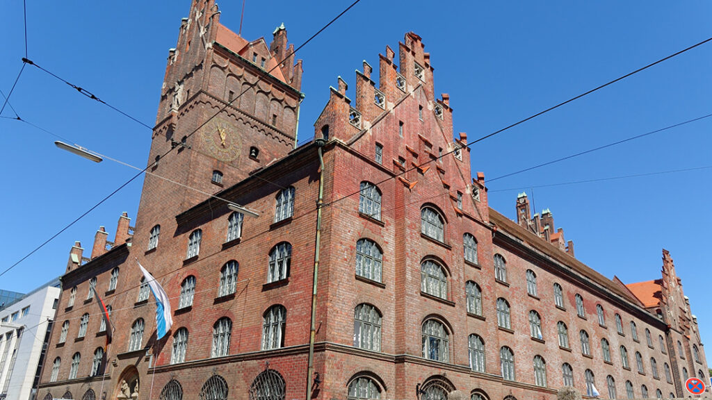 Ein großes Gebäude mit zahlreichen Fenstern, das eine beeindruckende Architektur zeigt und viel Licht hereinlässt.