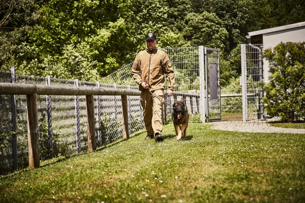 Ein Hundeführer auf Patrouille mit seinem Hund.